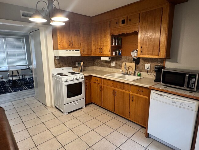 Building Photo - 2 Bedroom 1 Bath Duplex Located in Kingsport, TN