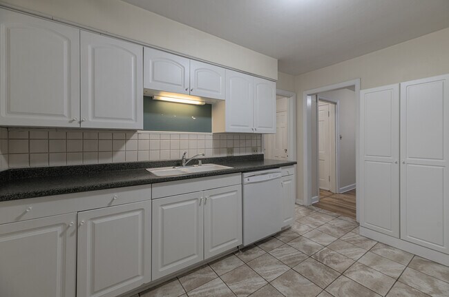 Building Photo - 5064 N Bay Ridge Ave