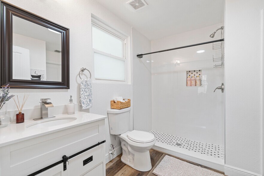 Building Photo - 2402 W Cypress St