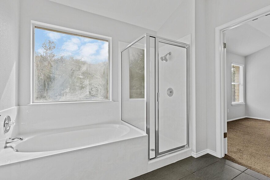 Building Photo - Spacious & comfy Willow Run home by Mills Pond