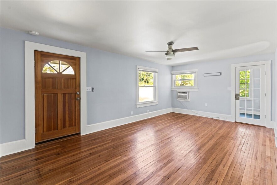 Building Photo - 10060 Central Dr