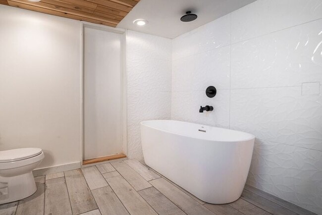 Building Photo - 343 E Royal Forest Blvd