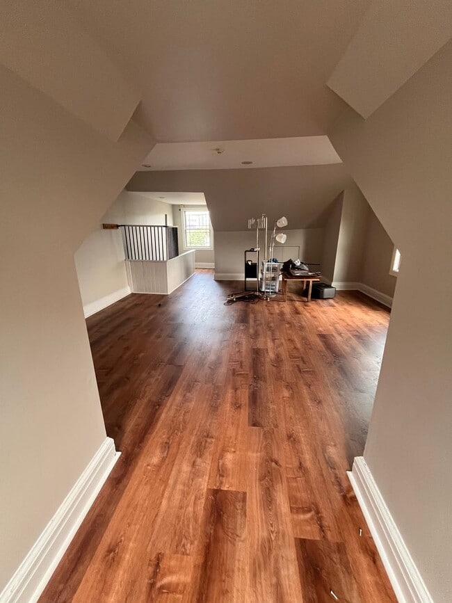 Building Photo - Large Home in ShadySide, Newly Rennovated!