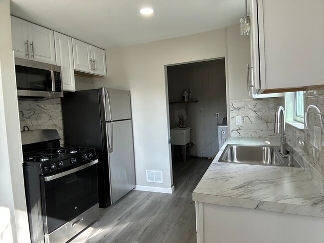 Building Photo - 5901 Roosevelt St