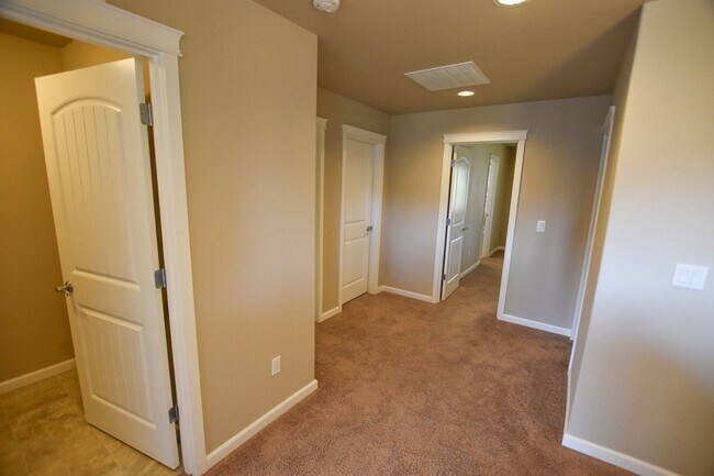 Building Photo - Gorgeous home in Olympia!!
