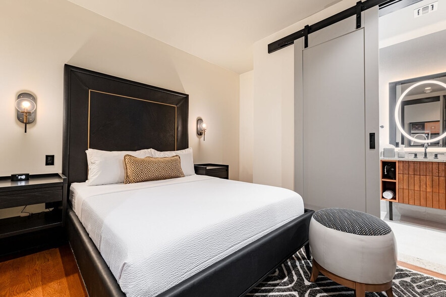 Building Photo - 1011 Canal St