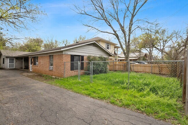 Primary Photo - 5605 1/2 Jim Hogg Ave-