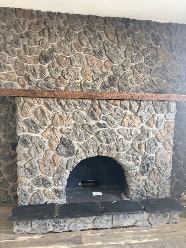 Building Photo - Charming 3-Bedroom Twin Home for Rent in L...