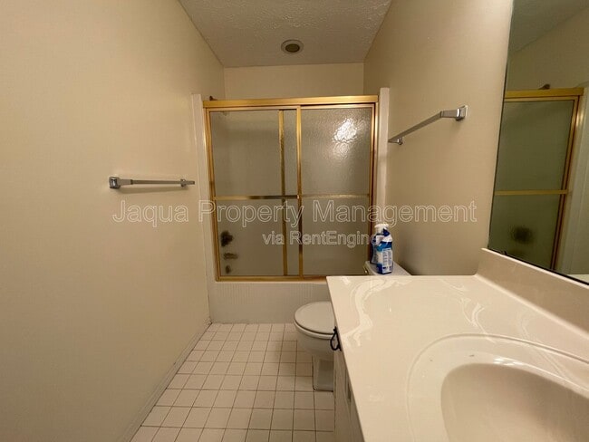 Building Photo - 2591 Stratford Dr