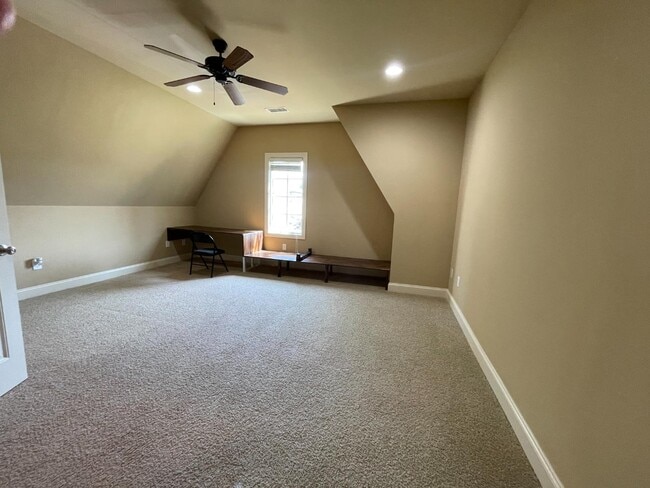 Building Photo - 764 Oakdale Dr