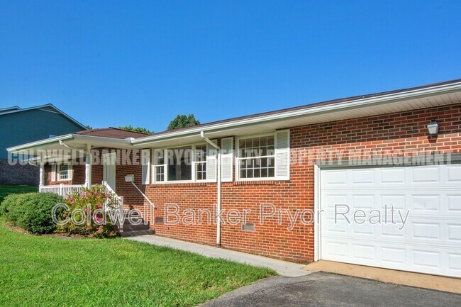 Building Photo - 1225 Panorama Dr