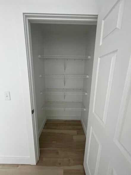 Building Photo - 1124 Winton Pl