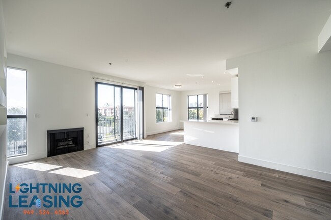 Building Photo - Sleek and Spacious Two-Bedroom with Breath...