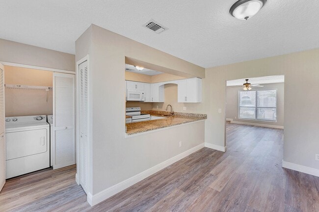 Building Photo - Newly Renovated 2/2.5 Townhome in Winter S...