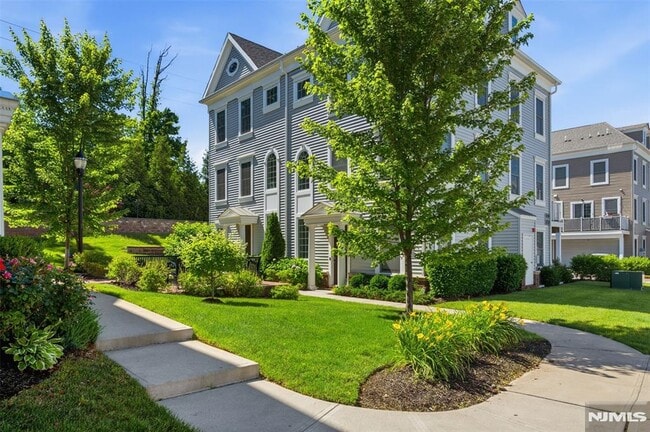 Building Photo - 60 Roosevelt Dr