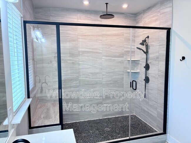 Building Photo - 2033 Florine Dr