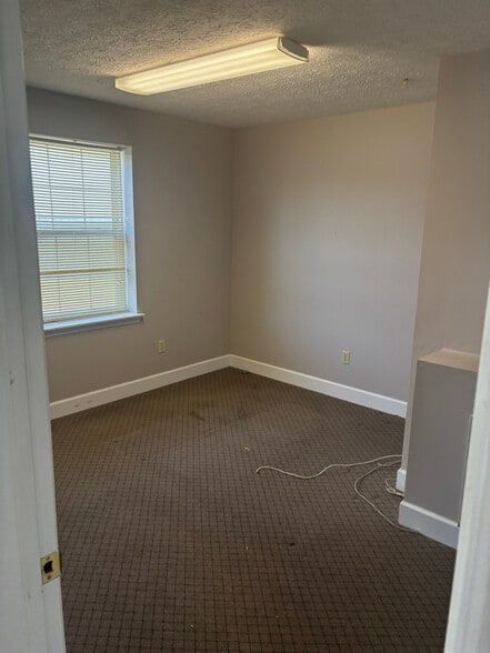 Building Photo - 402 College St