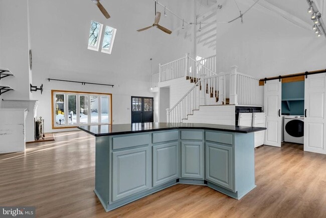 Building Photo - 1080 Crestview Dr