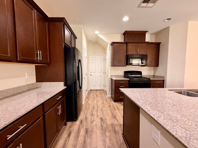 Building Photo - 3 BED 2.5 BATH 2 CAR GARAGE HOME w/ LOFT &...