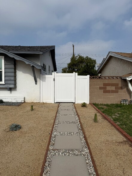 Building Photo - 7141 El Verano Dr