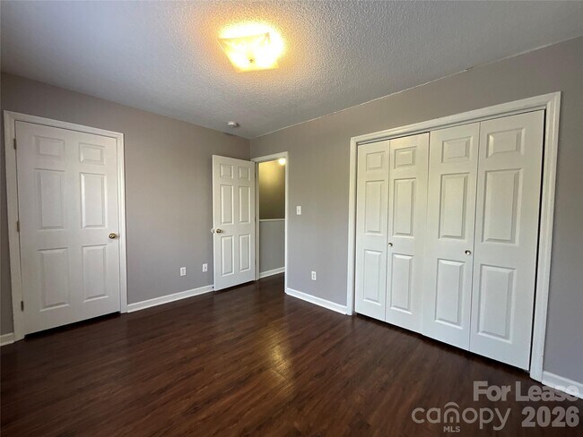 Building Photo - 1520 N Main Ave