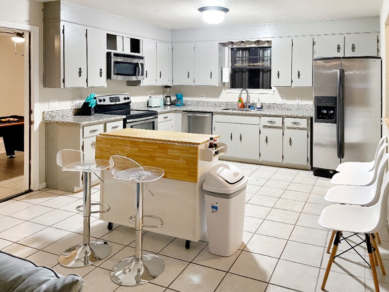Building Photo - 10785 Silver Creek Dr