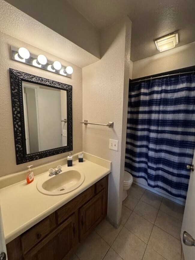 Building Photo - 3-bedroom Condo in Quail Springs area, fully furnished! You only pay Electric and Internet!