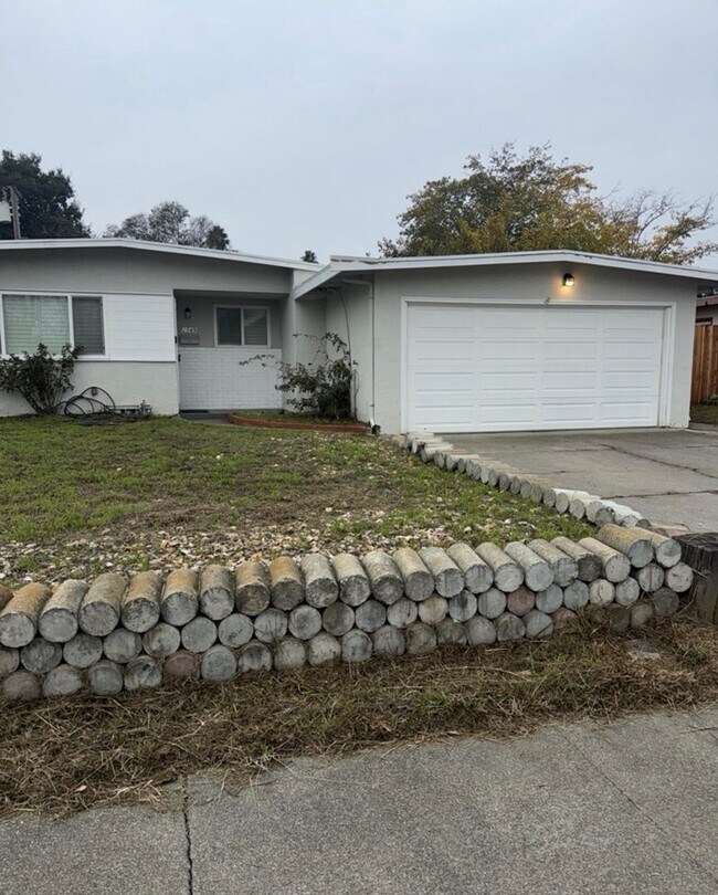 Building Photo - Beautifully Updated 3 Bed, 2 Bath House