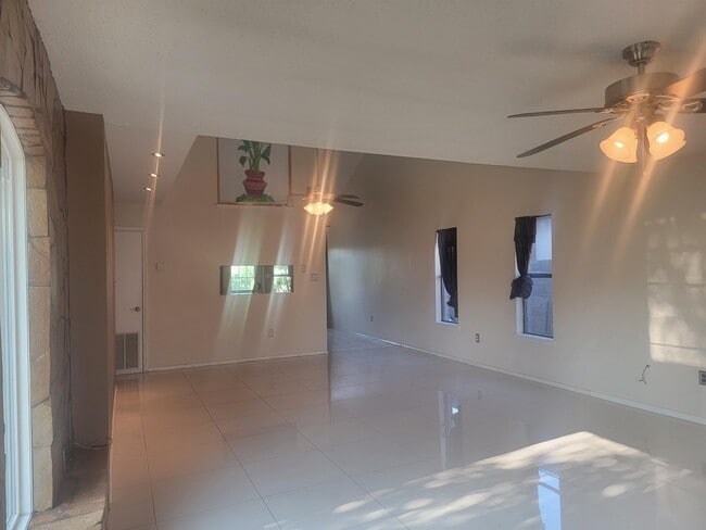Building Photo - 702 Zebra Dr