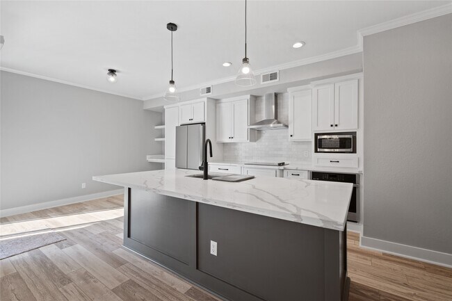 Building Photo - 2113 Lake Village Dr