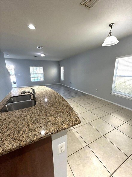 Building Photo - 4714 Chatterton Way
