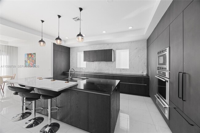 Building Photo - 513 Palm Dr