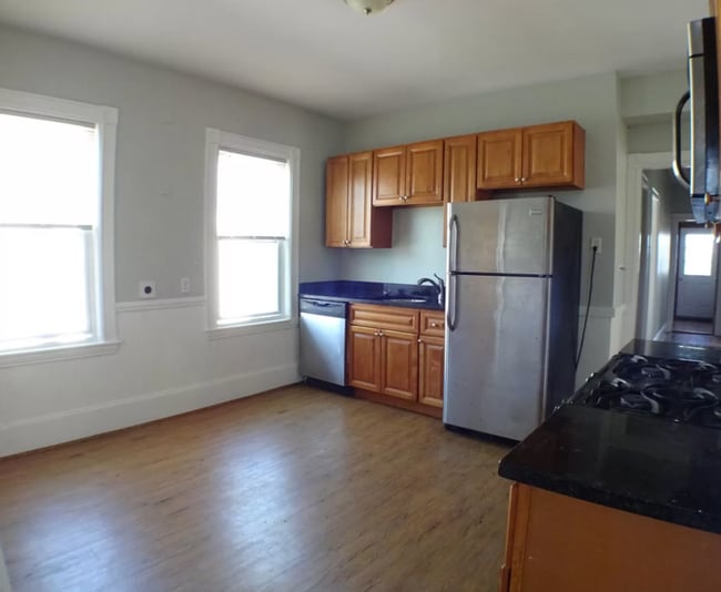 Building Photo - 102 Saxton St