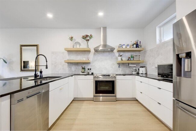 Building Photo - 2709 E 5th St.