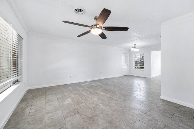 Building Photo - 206 Crestview Dr