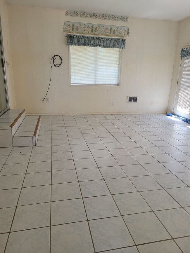 Building Photo - Large 3 Bedroom, 2 Bath Home