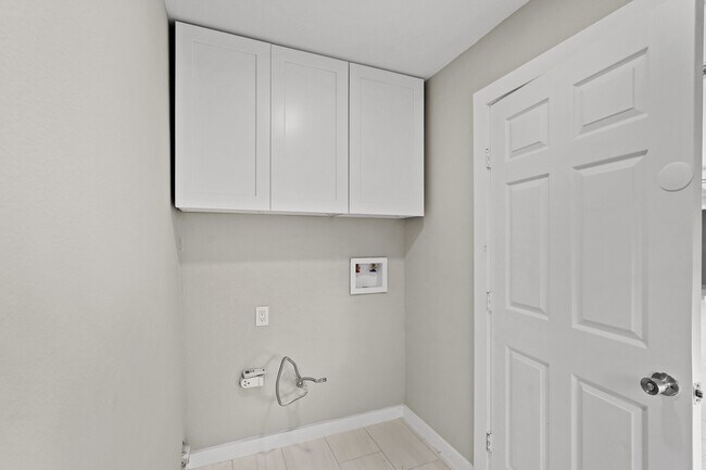Building Photo - 10811 Tupper Lake Dr