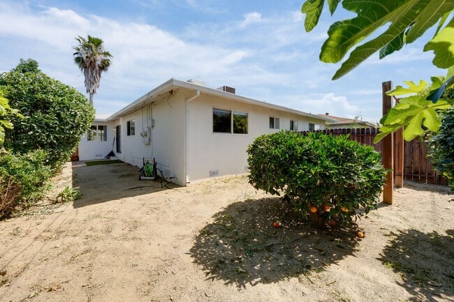 Building Photo - Charming 2 Bedroom Duplex with Private Backyard & Garage!