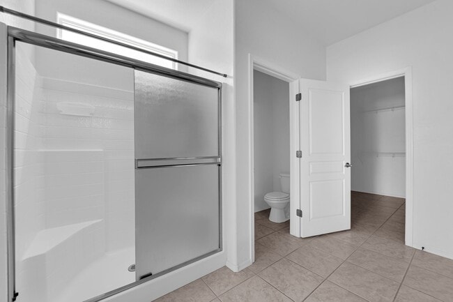Building Photo - Huge 2 bedroom, 2 bath house with a Den on...