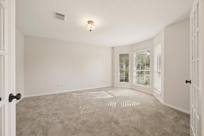 Building Photo - 501 Pine Bluff Dr