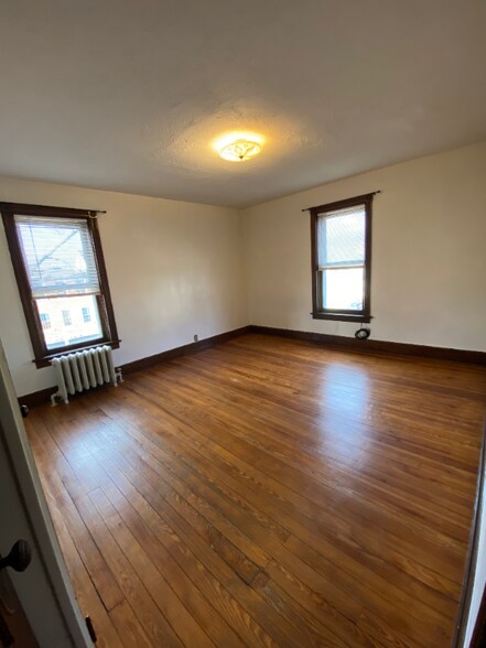 Building Photo - 356 York St