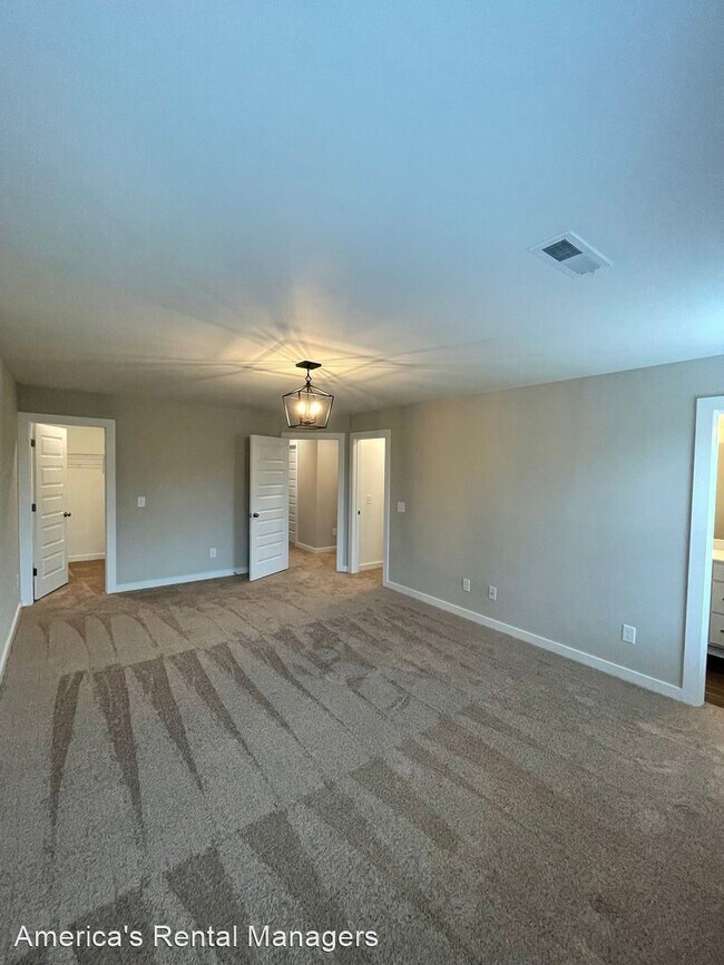 Building Photo - 4 br, 2.5 bath House - 2120 Ellsworth Loop...