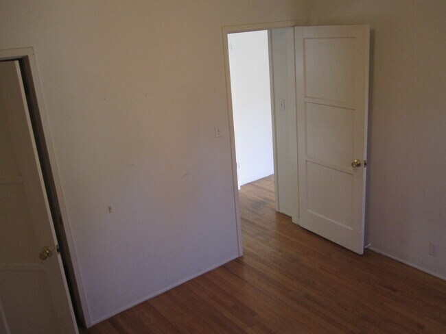 Building Photo - 2550 Greenfield Ave