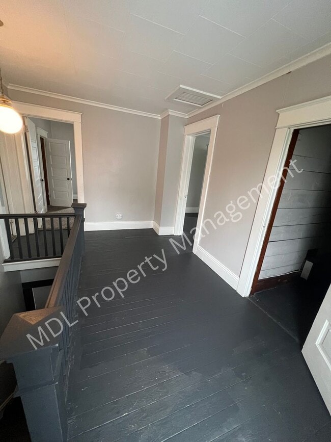 Building Photo - Spacious 5-Bedroom Home- This won't last l...