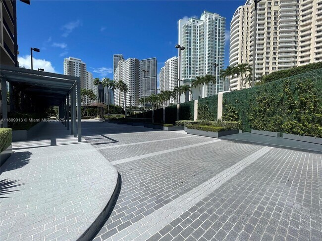 Building Photo - 540 Brickell Key Dr