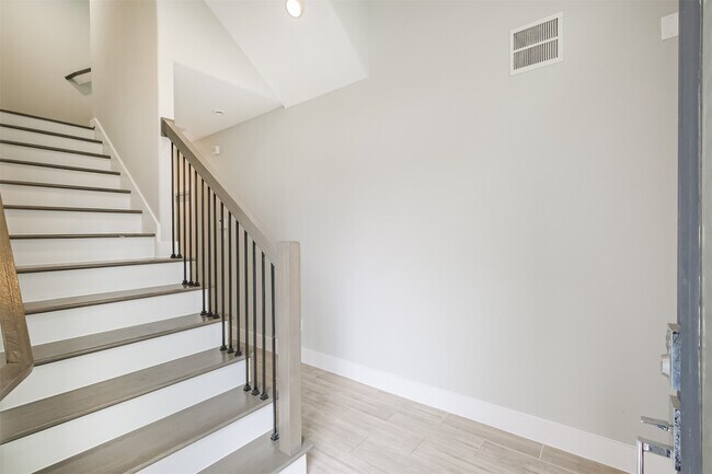 Building Photo - 1305 Mayfair Clarkson Ln