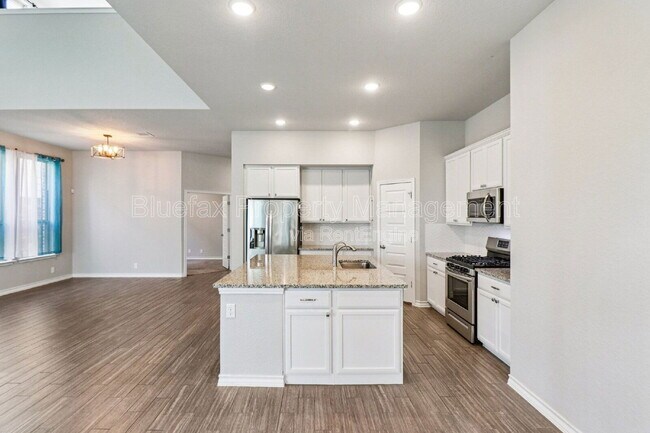 Building Photo - 10208 High Noon Dr