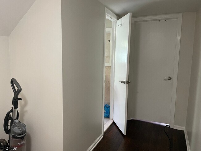 Building Photo - 1065 Sayre Rd S