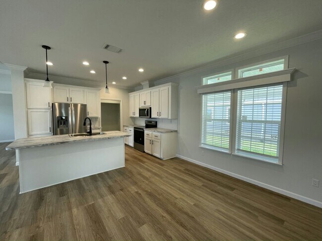 Building Photo - 34616 Ballyhoo Dr