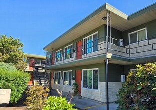 Building Photo - *!*!* Rent Ready Upstairs Pet Friendly 3 B...